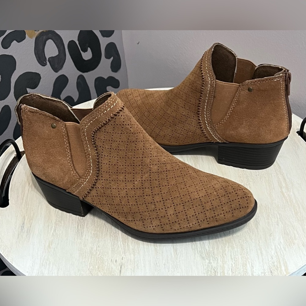 NWOT EARTH SPIRIT WOMEN'S RAINE COWBOY BOOTIE Size 9.5. Back zipper closure